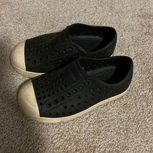 Native toddler shoes, black size 8 toddler in very good condition